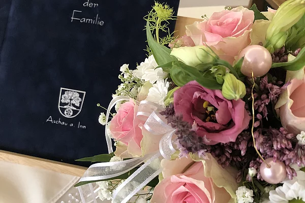 Familienstammbuch und Hochzeitsstrauß