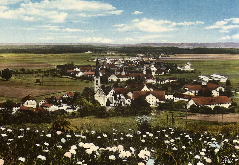 Bild von Aschau aus dem Jahr 1958. Rechts ist das neue Schulhaus zu sehen, links das alte. 