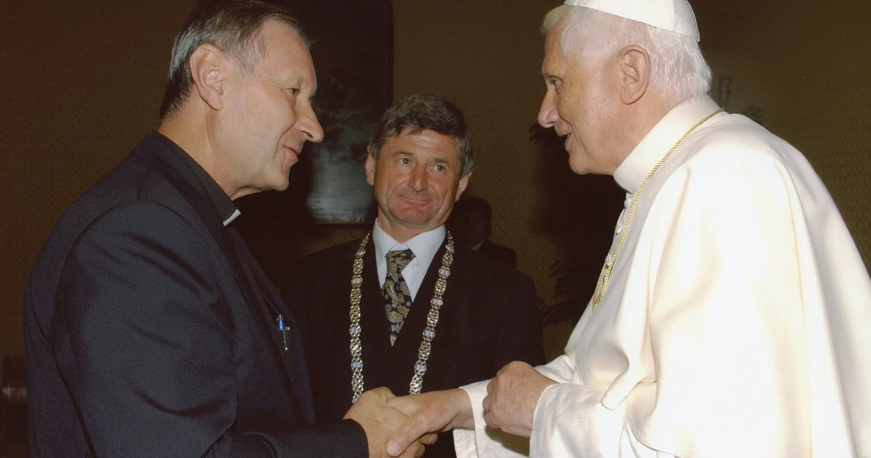 Papst Benedikt XVI. mit Pater Altmann u. ehem Bgm. Huber