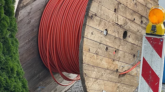 Das Bild zeigt eine Kabelrolle, die zum Glasfaserausbau verwendet wird.  