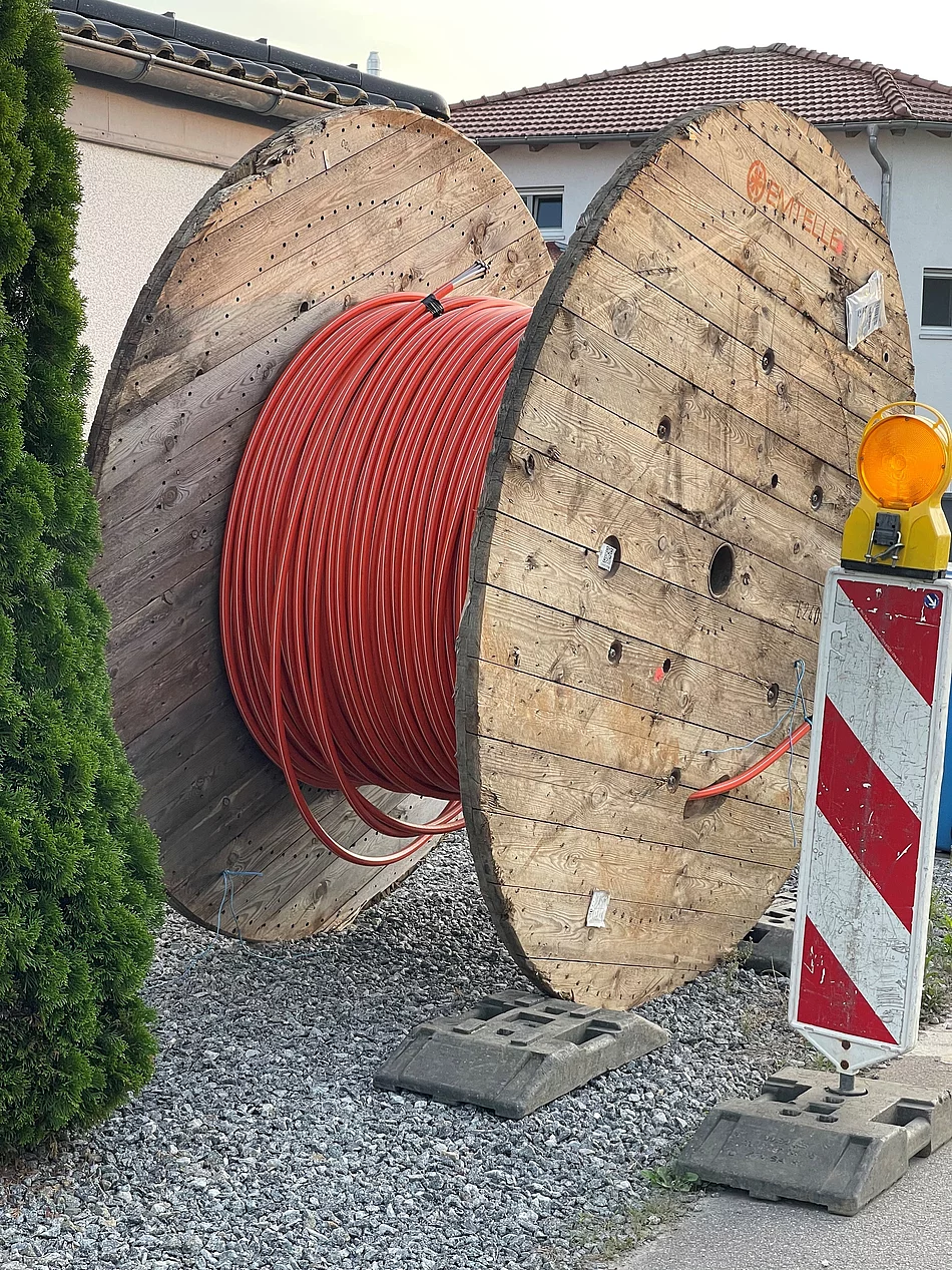 Das Bild zeigt eine Kabelrolle, die zum Glasfaserausbau verwendet wird.  